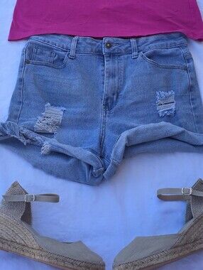 Sweet Look Distressed Light Wash Denim Shorts Rolled Hem Size M